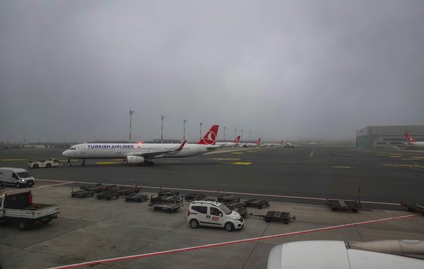 Quels hébergements en Provence offrent des ateliers de fabrication de savons et des visites de distilleries?